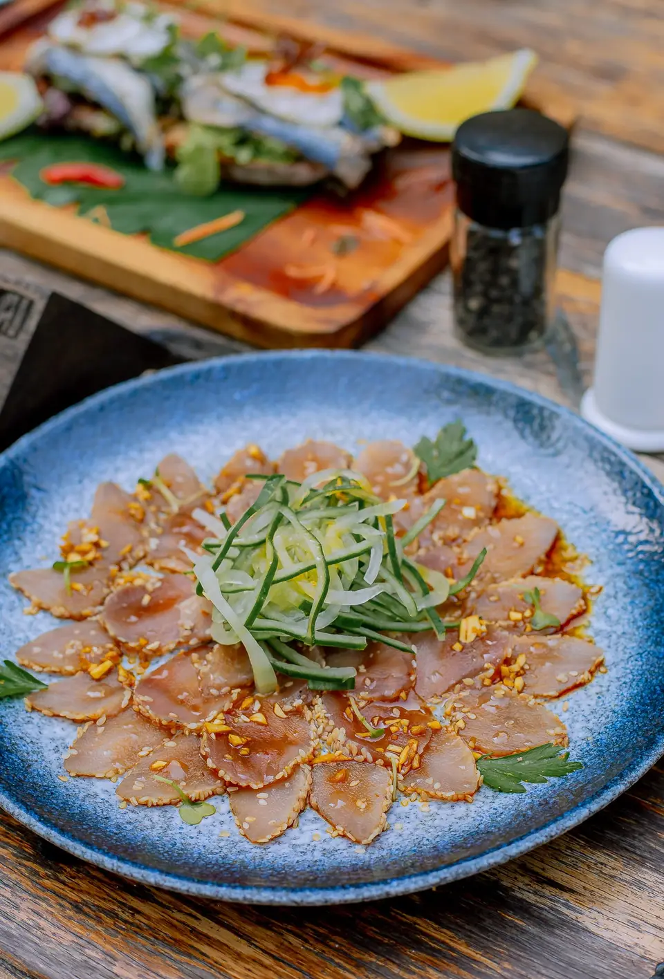 Thunfisch-Tataki-Salat, serviert im Zatiny Restaurant, Boutique Hotel Matlai Sansibar.