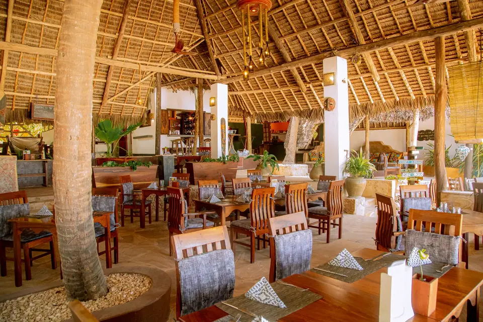 Zatiny Restaurantbereich im Boutique Hotel Matlai Sansibar mit Speisearrangement direkt am Strand.