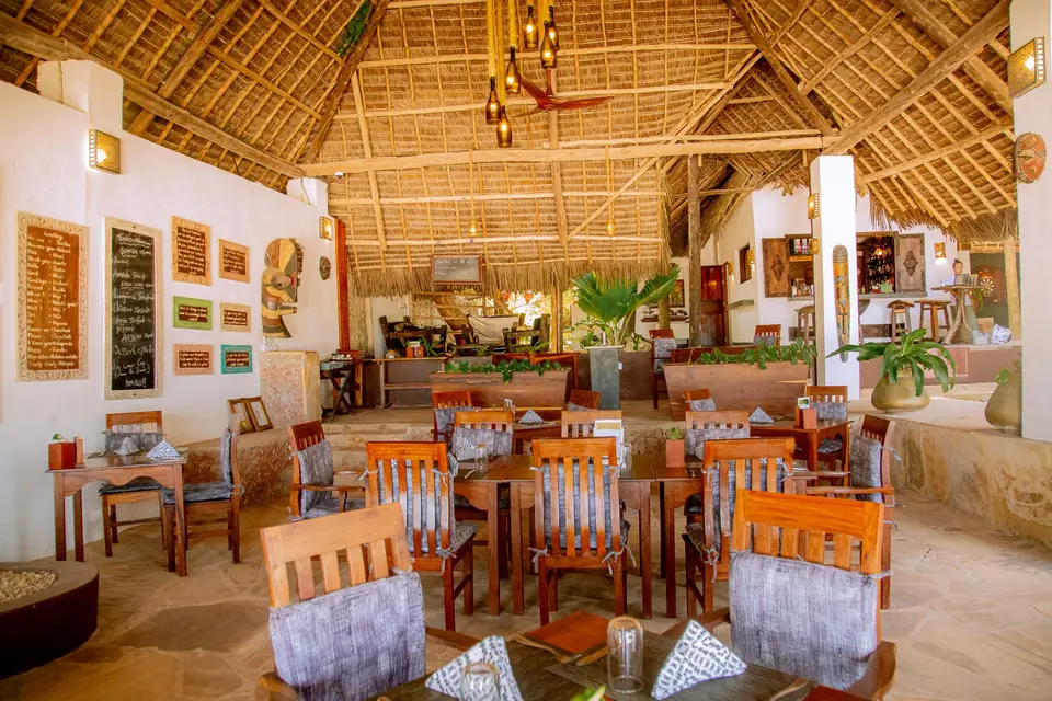 Zatiny Restaurant im Boutique Hotel Matlai Sansibar im frühen Morgenlicht mit ruhiger Strandatmosphäre.