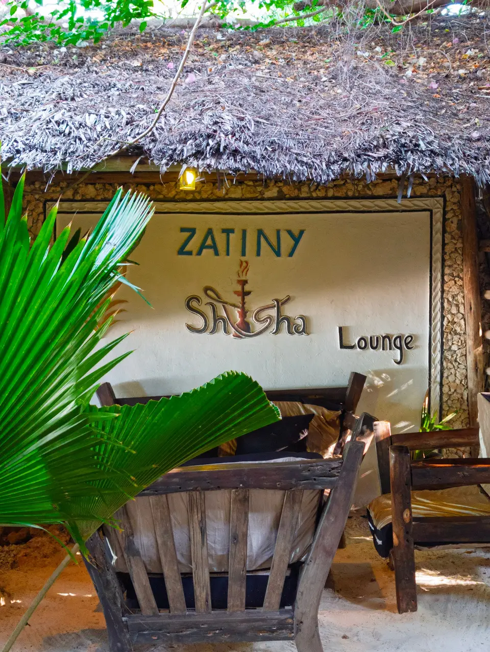 Zatiny Shisha-Lounge im Boutique Hotel Matlai in Michamvi Pingwe Sansibar, stimmungsvolle Sitzgelegenheiten direkt am Meer.