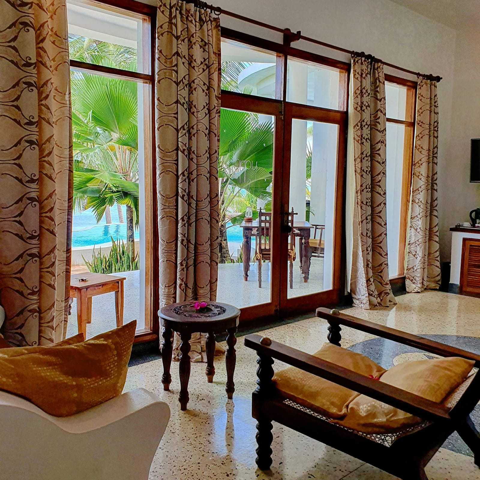 Blick aus dem Jua-Zimmer der Villa Kidosho über Pool und Ozean